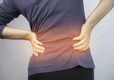 慢性的な腰痛に悩んでいる様子