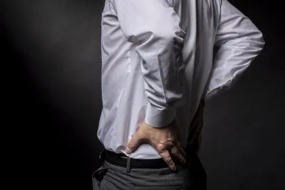 突然痛みに襲われる男性