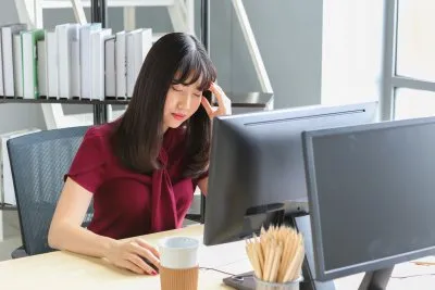 緊張型頭痛で悩む女性