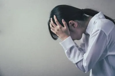 偏頭痛で悩む女性