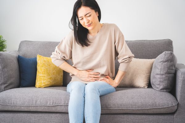 お腹に不調がある女性